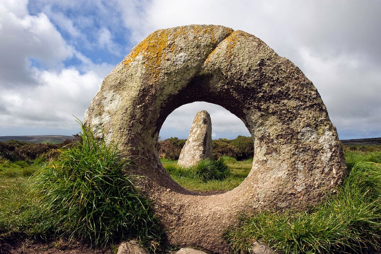 Самые популярные камни. Менгиры Корнуэлл. Стоунхендж - Эйвбери, Великобритания. Менгиры Калланиша, Шотландия. Менгир в Британии.