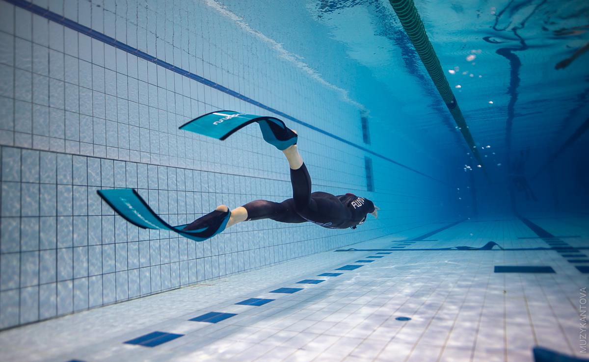 подводное плавание моноласта. фридайвинг в москве бассейн. фридайвинг в бассейне. моноласта пловец. фридайвинг руслан кушков.